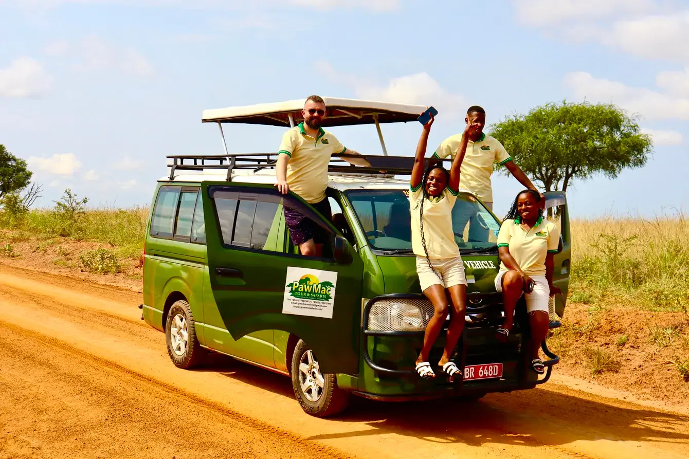 safari van in Murchison falls