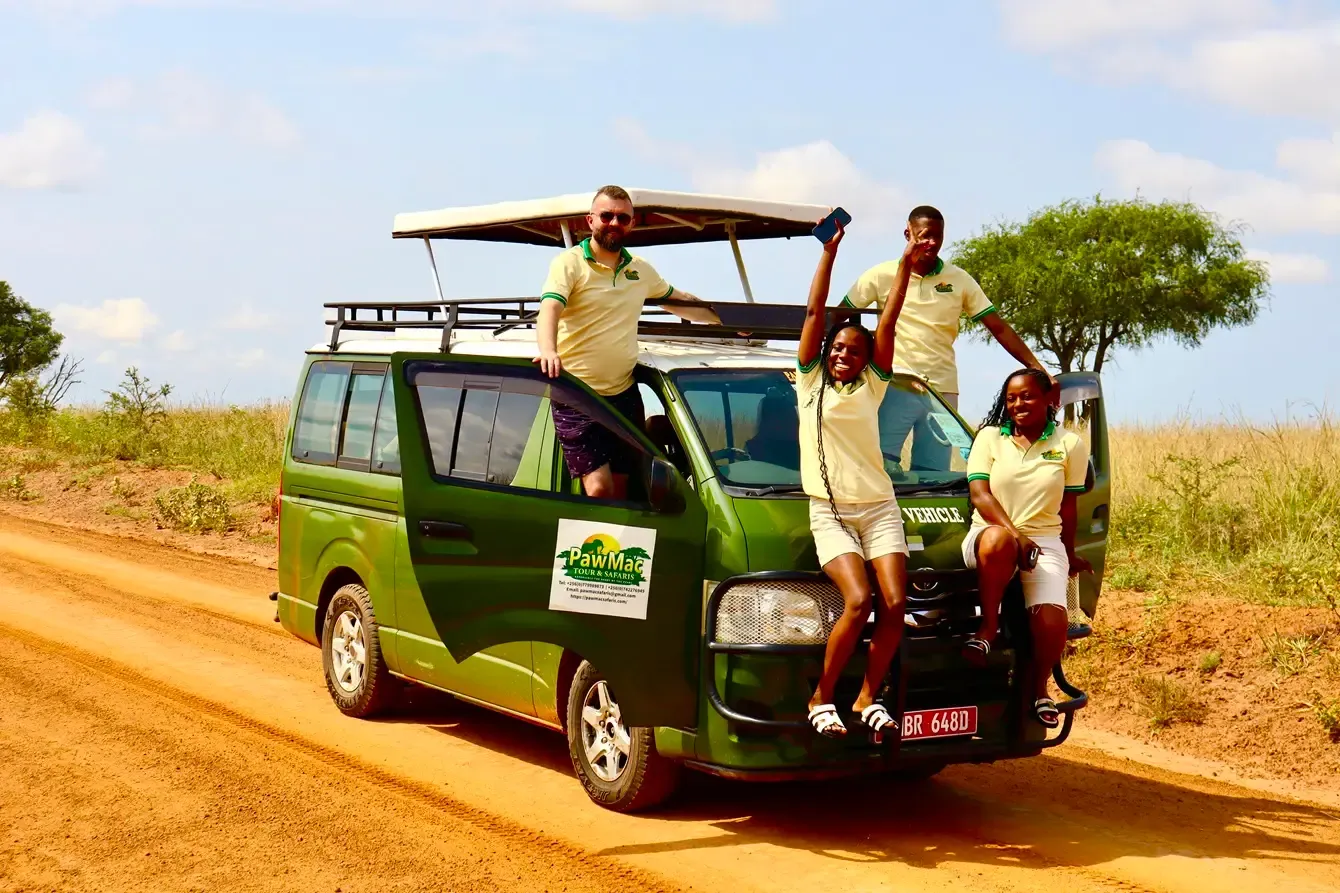 safari van in Murchison falls